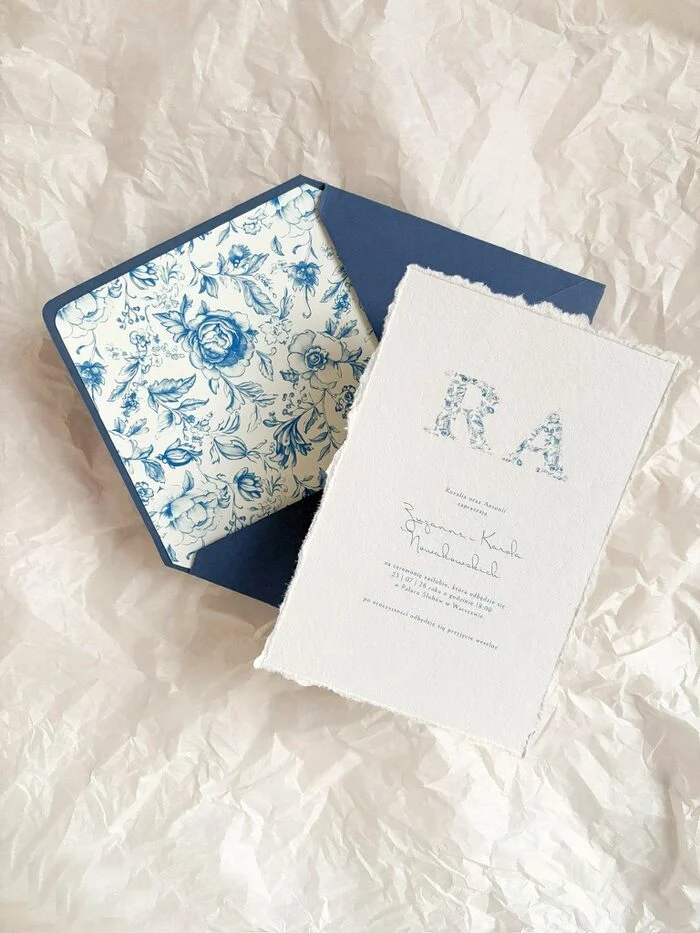 Zaproszenie ślubne PORCELAIN z monogramem i kopertą z błękitną wyklejką